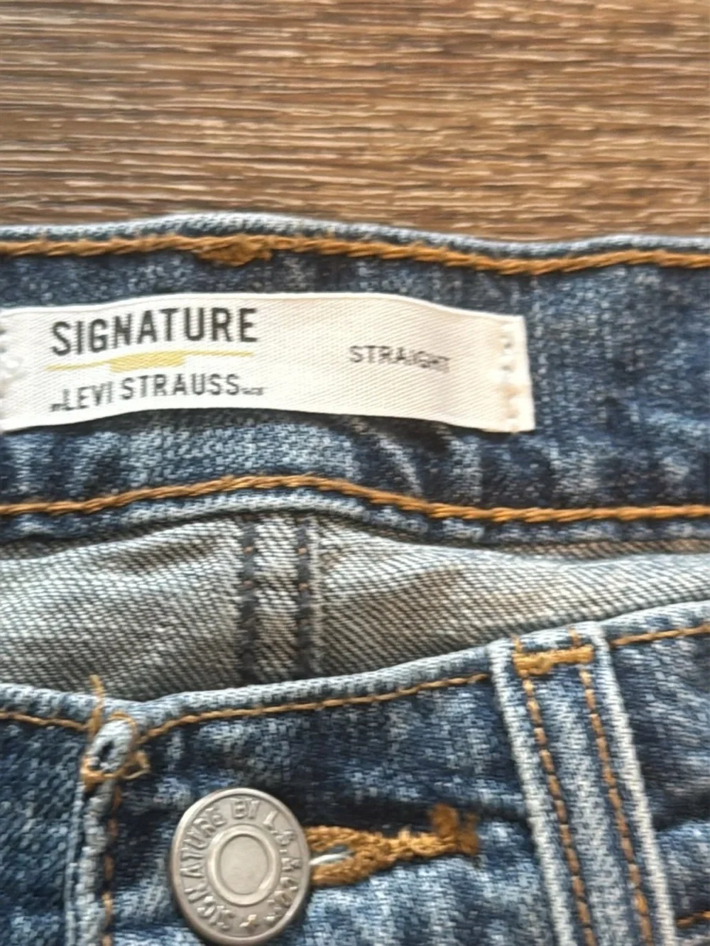 Signature by Levi Strauss Men's Faded Blue Straight Jeans